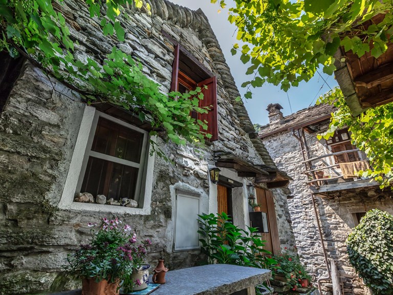 Corippo Valle Verzasca 3 (© Ascona Locarno Tourism Foto Alessio Pizzicannella)